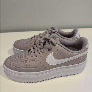 WOMEN'S NIKE COURT VISION ALTA LEATHER PLATFORM SNEAKERS
